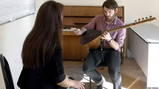 Tbilisi Dövlət Konservatoriyasında 26 yaşlı Ben Wheeler aşıq Nargilədən saz dərsləri alır. “Alqetiyə baş çəkdikdən sonra məndə saza maraq oyandı, - o BBC Azərbaycancaya bildirib. "Bir sıra texnika və melodiya ürəyə yatandır, müxtəlif müsiqiçələrin ifası mənə eyni zamanda yad və doğma gəlir. Mən artıq tədqiqat mövzusunun Qafqaz müsiqisi ilə bağlı olacağına qərar vermişəm. Saza daha yaxından bələd olduqca bütün bu azəri aşıq məktəblərinin vaxtilə Qafqaz boyu təmsil oldunduğunu dərk etdim".