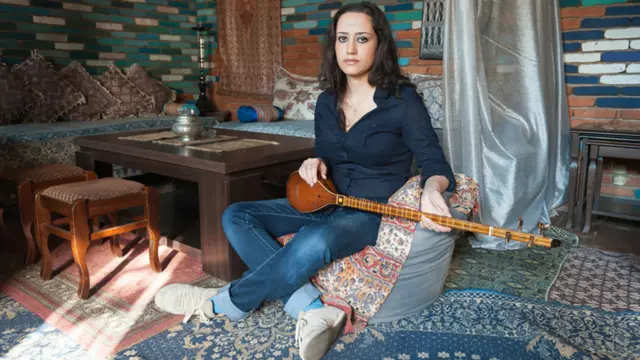 Tbilisiyə köçmüş 28 yaşlı iranlı dilşünas Masoumeh Jamalina Sayat Nova layihəsi üçün əsl tapıntıdır. 5 il sitar öyrənən Jamalina bəzi Qafqaz müsiqisində İran motivlərini duyduğunu deyir. “Sayat Nova layihəsinin məqsədlərindən biri də kökü kəsilmək təhükəsilə üzləşən ənənələr barədə agahlığın artırılmasıdır - Ben Wheeler deyir. - Cənubi Qafqazın əsas unikal cəhətlərindən biri də odur ki, öz mədəniyyətlərinə malik çox sayda müxtəlif adamlar ortaq tarixin komponentlərini bölüşür”.