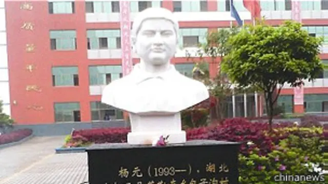 Trường dựng tượng trò giỏi bị chế diễu