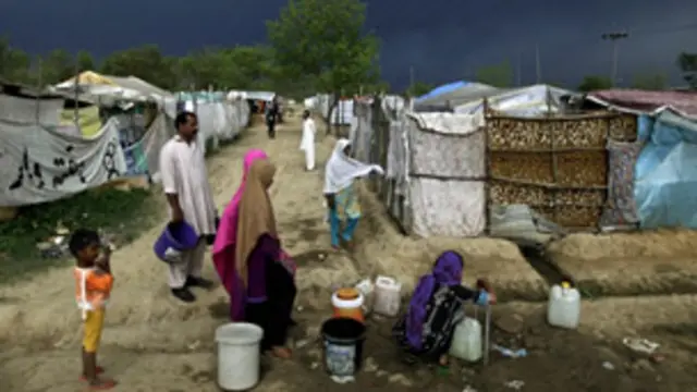 کچی آبادیوں میں ایک اندازے کے مطابق 50,000 کے قریب اہل ووٹرز آباد ہیں