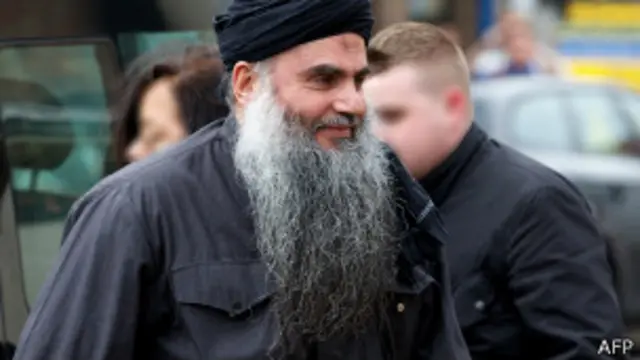 卡塔達從監獄返到倫敦西北部家中（13/11/2012）