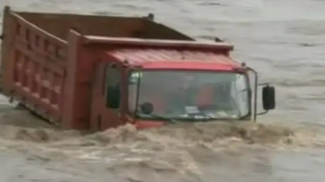 Caminhão acabou sendo levado pela correnteza