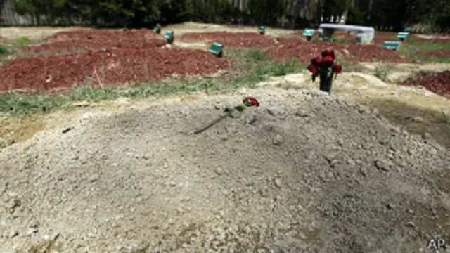 Свежая могила на кладбище где похоронен Царнаев