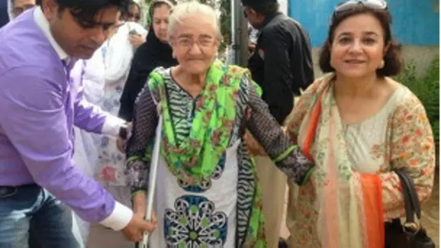 बूढ़े-बुज़ुर्ग भी परिवार वालों की मदद से मतदान केंद्रो पर पहुंचे.