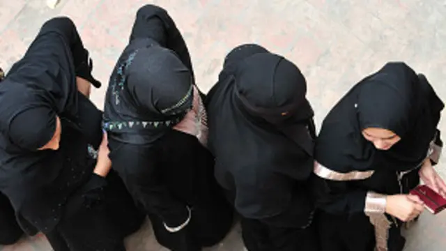 महिलाएं मतदान में बठ चढ़कर हिस्सा ले रही है. हालांकि कुछ जगहों पर उन्हें मतदान से मना भी किया गया है.