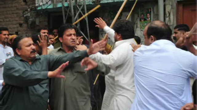 راولپنډۍ کې د سیاسي فعالانو تر منځ اخ و ډب پېښ شو.