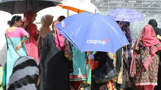 کراچۍ کې سخت ګرم موسم کې رایې کاروونکې مېرمنې انتظار کوي.