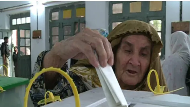 سپین سرې پښتنه مېرمن سختو امنیتي تدبیرونو کې خپله رایې کاروي.