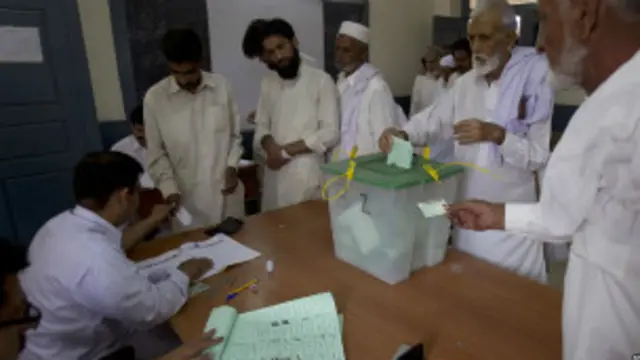 جماعتی بنیادوں پر ہونے والے ان انتخابات میں تقریباً تمام چھوٹی بڑی سیاسی جماعتیں حصہ لے رہی ہیں