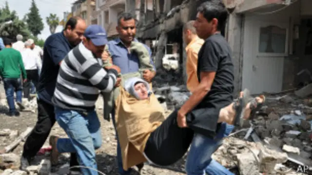 وزارت کشور ترکیه گفته که انفجارها ناشی از خودروهای بمبگذاری شده بوده است