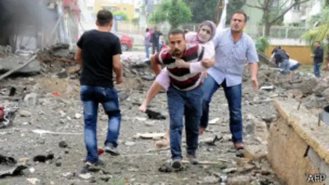 Мужчина несет раненую женщину