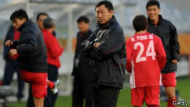 El entrenador del equipo nacional de Corea del Norte le aseguró a los medios que Mim Jong Il le daba consejos futbolísticos.