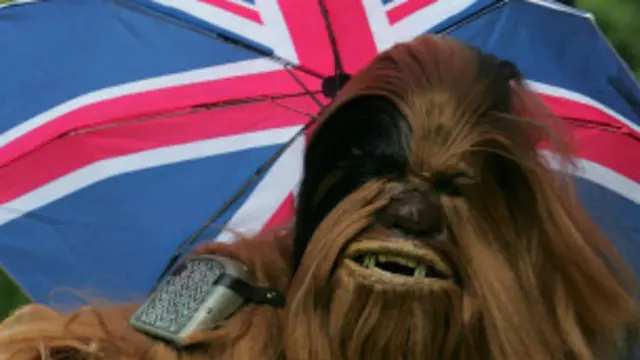 Um fã vestido como o personagem Chewbacca aguarda a estreia do filme 'Star Wars Episódio 3: A Vingança dos Sith', em Leicester Square, na região central de Londres (AP)