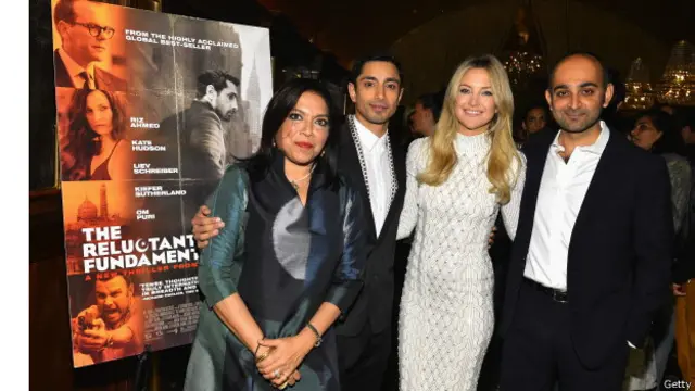 ہدایت کارہ میرا نائر کا کہنا ہے کہ ’اس طرح کے گانوں پر مجھے اعتراض ہے، میں نہیں سمجھتی کہ اس کے نتیجے میں مرد اور عورت کے درمیان کوئی باعزت رشتہ سامنے آتا ہے۔‘