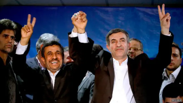 محمود احمدی نژاد، آقای رحیم مشایی را در مراسم ثبت نام همراهی می کرد