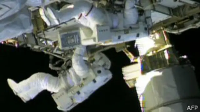 अंतरराष्ट्रीय अंतरिक्ष स्टेशन की मरम्मत करते अंतरिक्ष यात्री