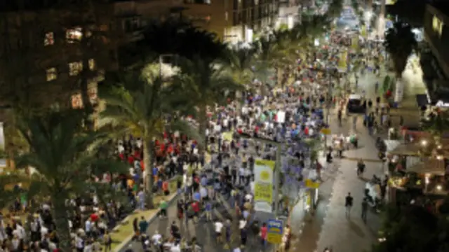 صب المحتجون جام غضبهم هذه المرة على وزير المالية الجديد يائير لبيد.