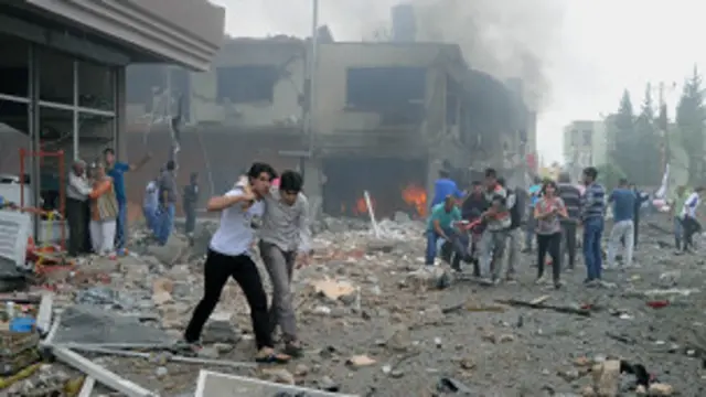 له لومړۍ چاودنې وروسته خلکو د پېښې ځای ته د ورتلو په حال کې وو، چې دویمه چاودنه وشوه. 