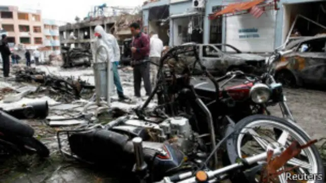 На месте взрыва в городе Рейханлы, Турция