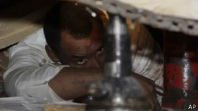 Hombre bajo escombros