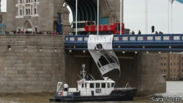 Баннер "Voina wanted" свесили с с Тауэрского моста