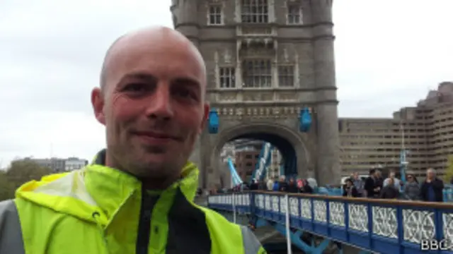 Майк Кастл, технический работник на Тауэрском мосту