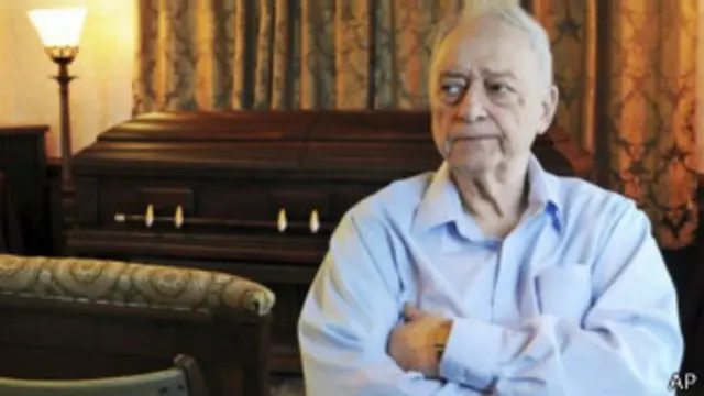 پیتر استفان رییس موسسه خدمات تدفین در ورچستر با تهدید و اعتراضات زیادی روبرو شد.