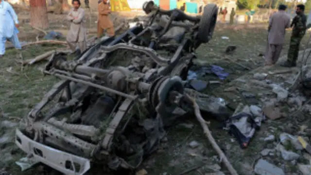 خودروی سوخته در انفجار انتحاری در کویته