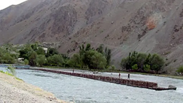 څه باندې سل تنه پولیس په لرې پراته غرني کلي باشن کې د وسلوالو طالبانو له خوا کلا بند شوي. 