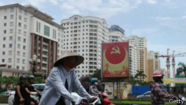 Nhiều ngân hàng thương mại chôn vốn vào thị trường bất động sản hiện đang bị đóng băng.