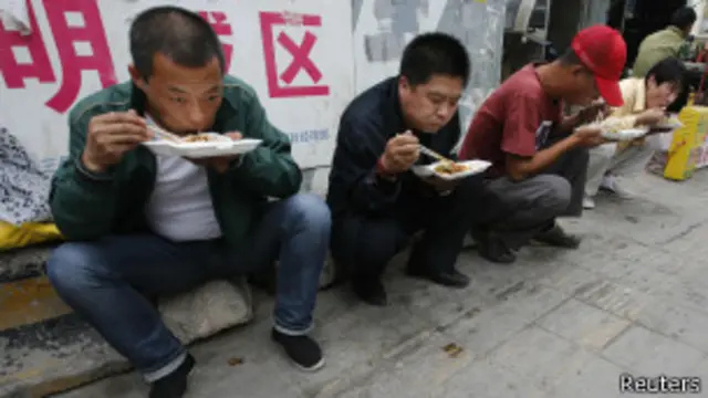 Китайцы едят на улице
