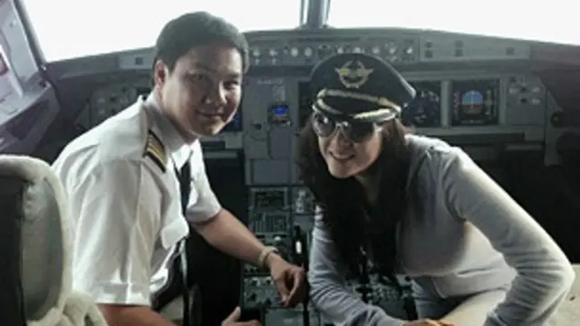 Bức hình được phát tán trên mạng cho thấy Lý Nhã Kỳ ngồi trong khoang lái