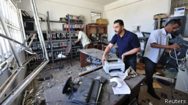 Последствия взрыва на полицейском участке в Бенгази