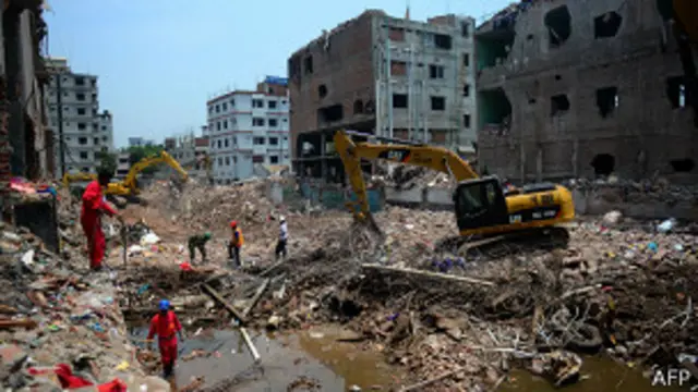 Тяжелая техника на разборе завалов рухнувшего здания в Бангладеш