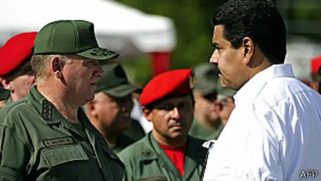 Nicolás maduro y el ministro de defensa, Diego Molero.