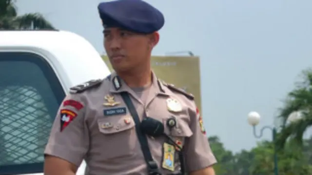 Seorang anggota polisi tengah menjalankan tugasnya.