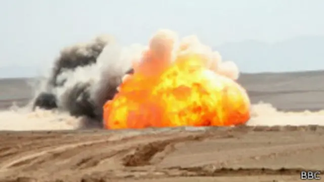 د ملکي وګړو یو تونس ډوله موټر چې نادعلي ولسوالۍ تر پر لاره و، پر ماین ور برابر شو.