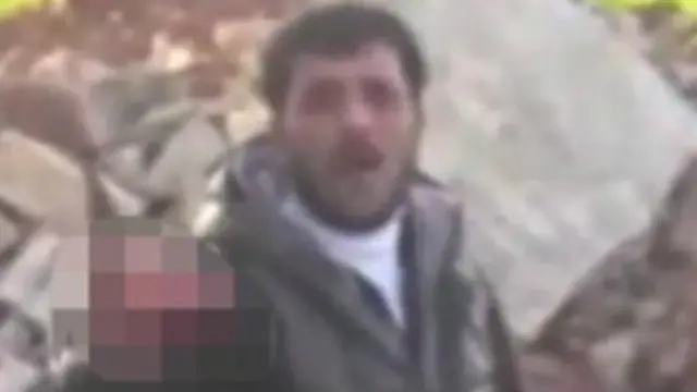 ابوصقر در این ویدئو تهدید می‌کند که قلب علوی‌های سوریه را هم خواهد خورد