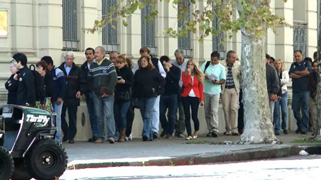 Fila en una casa de cambio en Colonia, Uruguay