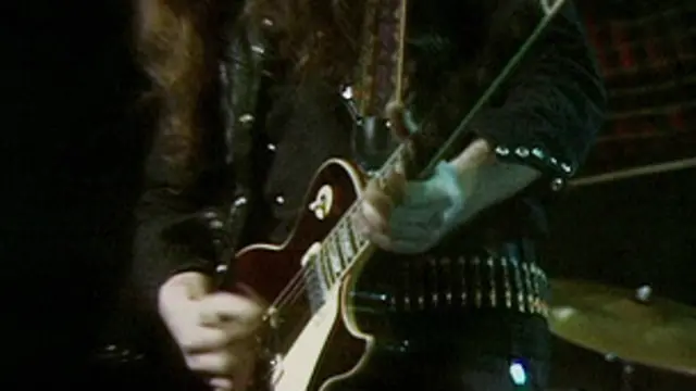 homem tocando guitarra Les Paul (crédito: BBC)