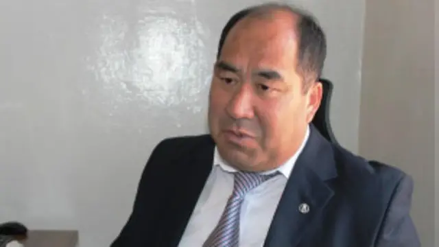 “Эркиндикке жетүүнүн эң башкы куралы, бул-сөз эркиндиги. Ошол сөз эркиндигине журналист өзү кесиптик деңгээли, чеберчилиги менен кандай мамиле жасады? Кеп ошондо болуп жатат. Кыргызстанда сөз эркиндиги өтө кеңири кулач жайган. Бирок бизде азыр салабаттуу журналистикадан жеңил-желпи журналистикага ыктап баратканыбыз өкүндүрөт”. 