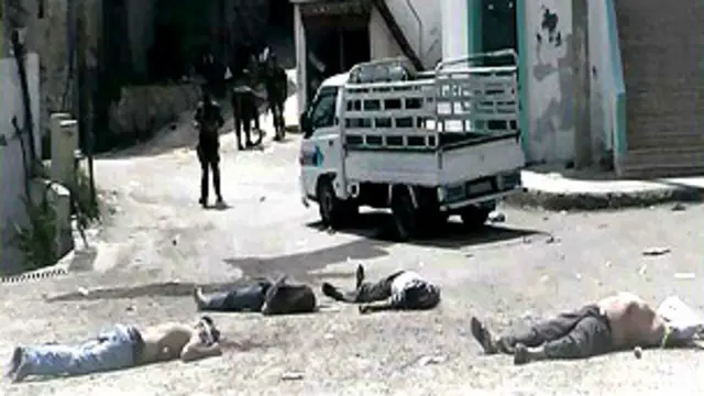 تتبادل الحكومة والمعارضة السورية اتهامات بالمسؤولية عن ارتكاب جرائم وحشية