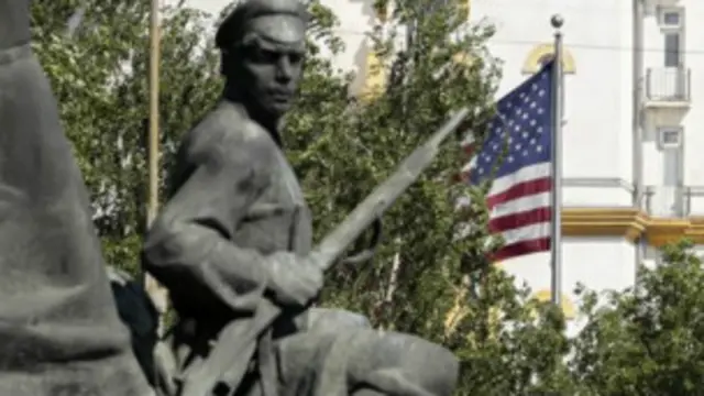 монумент у посольства США