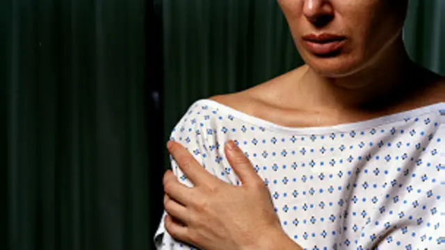 Mujer con ropa de hospital
