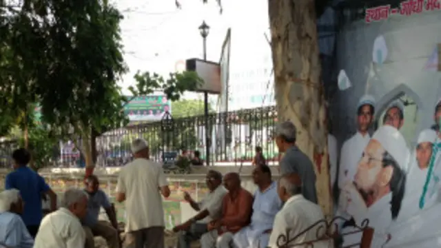 रैली से एक दिन पहले पटना के गांधी मैदान में चर्चा करते बुजुर्ग