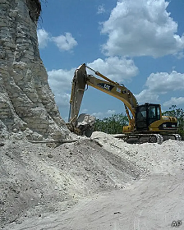 Pirámide de Nohmul y trabajo de excavación