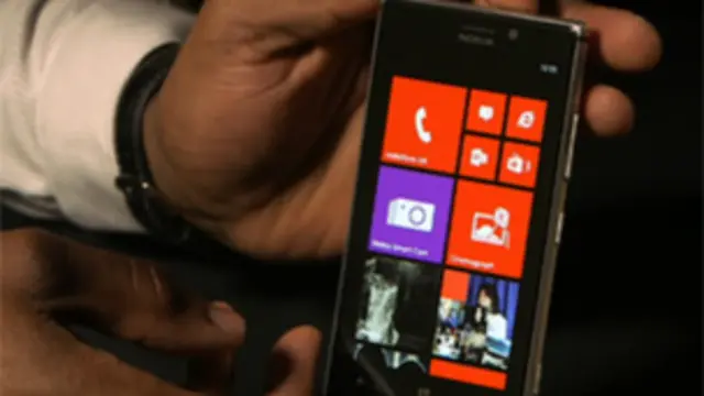 نوکیا نے لوميا 925 کو اس کے پیشرو کا ’نیا روپ‘ بتایا ہے جو کہ لوميا 920 ہے اور یہ فروخت کے لیے بازار میں دستیاب ہے