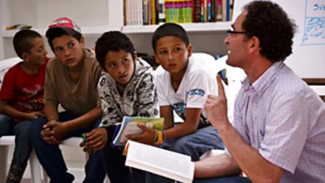 Niños colombianos en la biblioteca Laboratorio del Espíritu. Foto: Biblioteca Labotarorio del Espíritu.