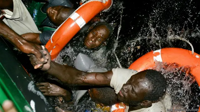 Juan Medina memenangi penghargaan pers dunia berkat fotonya tentang imigran di Laut Mediterania, 2004 lalu.