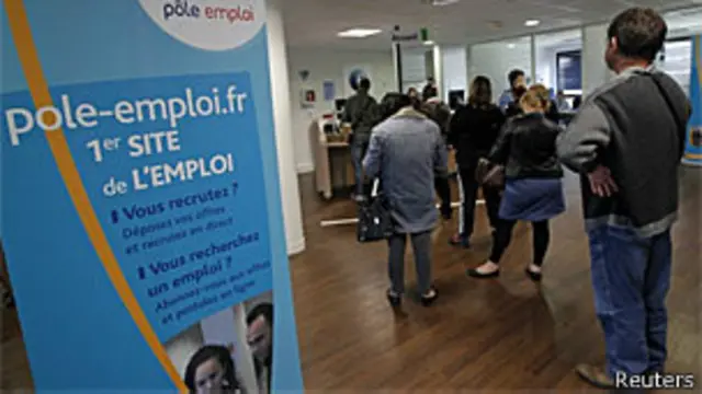 Fila em agência de empregos em Marselha (Reuters)